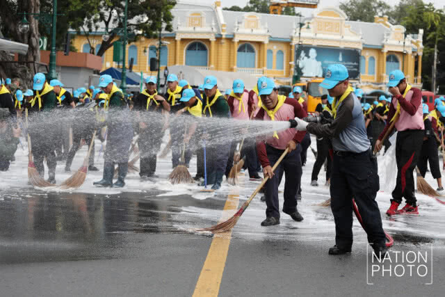กทม. ร่วมมือจิตอาสา ทำกิจกรรม "เราทำความดีด้วยหัวใจ" ทำความสะอาดบริเวณโดยรอบพระบรมมหาราชวัง