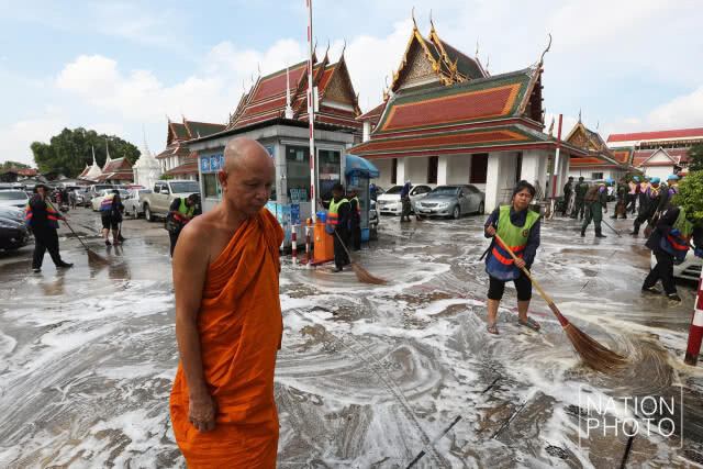 กทม. ร่วมมือจิตอาสา ทำกิจกรรม "เราทำความดีด้วยหัวใจ" ทำความสะอาดบริเวณโดยรอบพระบรมมหาราชวัง
