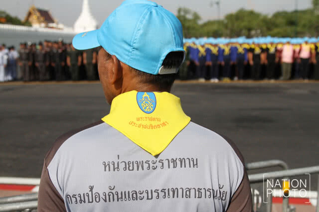 จิตอาสาเราทำความดีด้วยหัวใจทำความสะอาดพื้นที่โดยรอบสนามหลวง