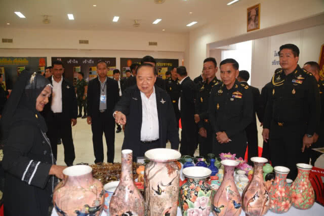 ประวิตร-อุดมเดช ลงใต้แก้ปัญหาชายแดน เยี่ยมโครงการพระราชดำริ