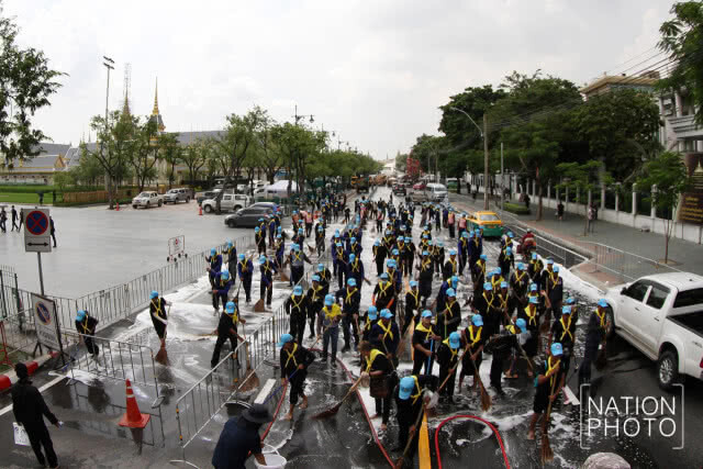 จิตอาสาเราทำความดีด้วยหัวใจทำความสะอาดพื้นที่โดยรอบสนามหลวง