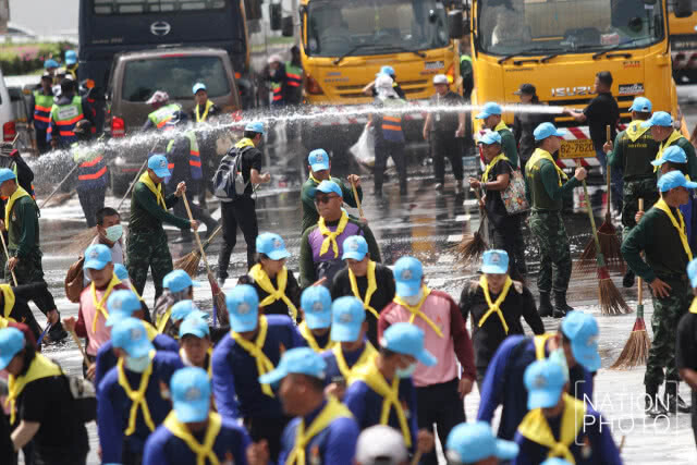 จิตอาสาเราทำความดีด้วยหัวใจทำความสะอาดพื้นที่โดยรอบสนามหลวง