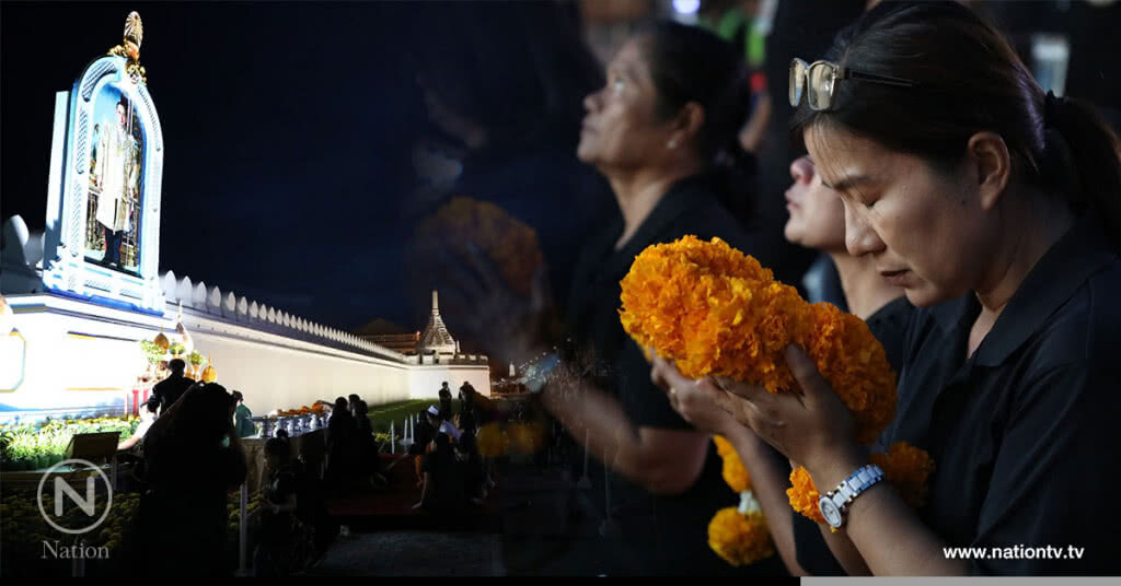 ประชาชนจำนวนมากนำพวงมาลัยดอกไม้สดมาถวายสักการะพระบรมศพในหลวงร.9 ประชาชนจำนวนมากนำพวงมาลัยดอกไม้สดมาถวายสักการะพระบรมศพในหลวงร.9