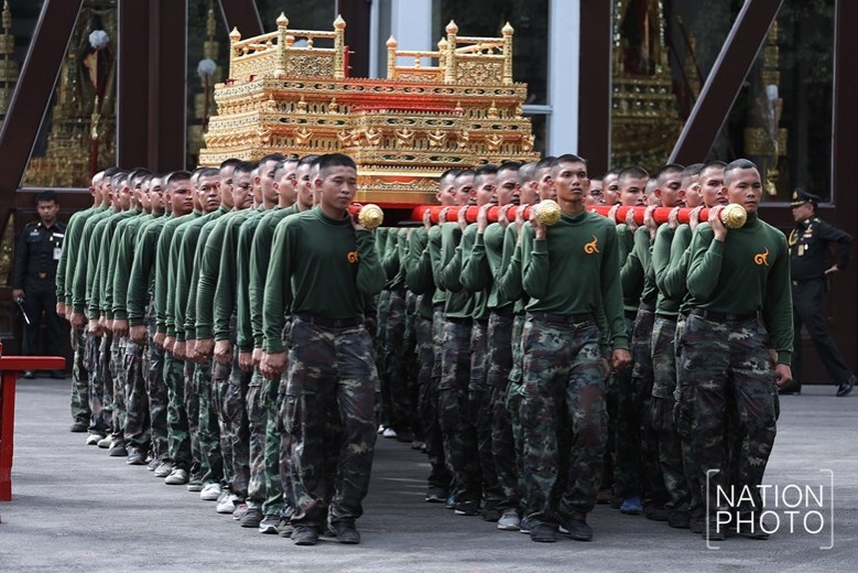 (ภาพชุด) กำลังพลฉุดชักซ้อมเคลื่อนพระมหาพิชัยราชรถ และซ้อมยกเกรินบันไดนาค