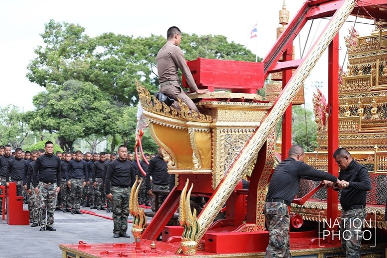 (ภาพชุด) กำลังพลฉุดชักซ้อมเคลื่อนพระมหาพิชัยราชรถ และซ้อมยกเกรินบันไดนาค