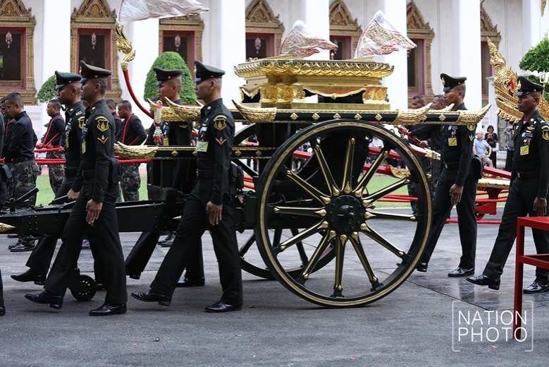 (ภาพชุด) กำลังพลฉุดชักซ้อมเคลื่อนพระมหาพิชัยราชรถ และซ้อมยกเกรินบันไดนาค