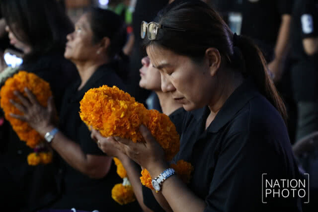 ประชาชนจำนวนมากนำพวงมาลัยดอกไม้สดมาถวายสักการะพระบรมศพในหลวงร.9
