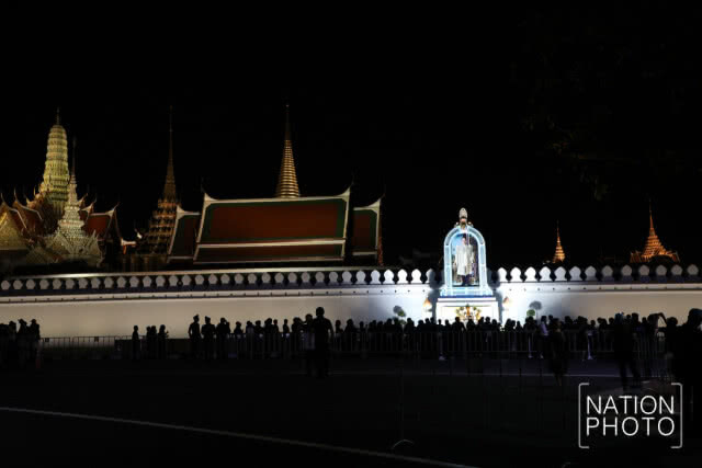ประชาชนจำนวนมากนำพวงมาลัยดอกไม้สดมาถวายสักการะพระบรมศพในหลวงร.9