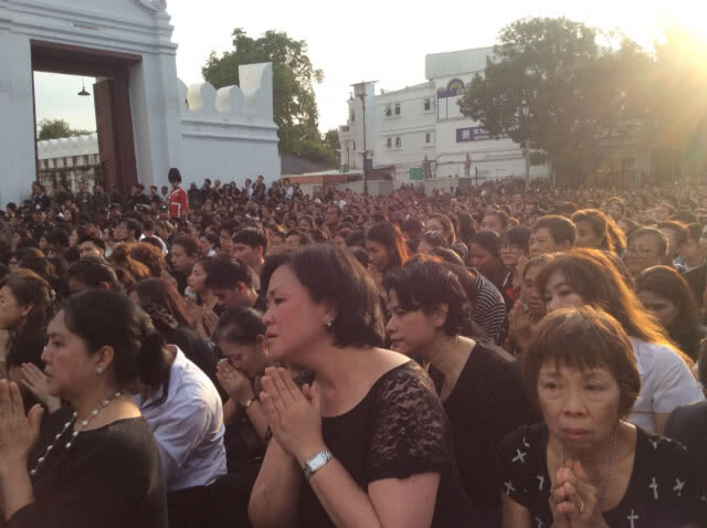 ใครๆ ก็อยากทำความดีถวาย ในหลวง ร.9 (รวมคลิปรายงานสดสนามหลวง)