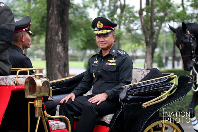 ผบ.ทบ เป็นประธานวันสถาปนากองพลทหารม้าที่ 2 รักษาพระองค์ท่ามกลางสายฝน