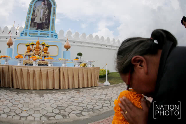 สมเด็จพระเจ้าอยู่หัว ร.10 ทรงพระกรุณาโปรดเกล้าฯ ตั้งซุ้มพระบรมฉายาลักษณ์ ร.9