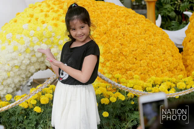 สยามพิวรรธน์แสดงความอาลัยครบรอบ 1 ปี แห่งการสวรรคต ร.9 ปลูกดอกดาวเรืองทั่วศูนย์การค้า