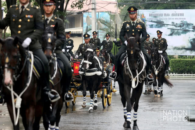 ผบ.ทบ เป็นประธานวันสถาปนากองพลทหารม้าที่ 2 รักษาพระองค์ท่ามกลางสายฝน