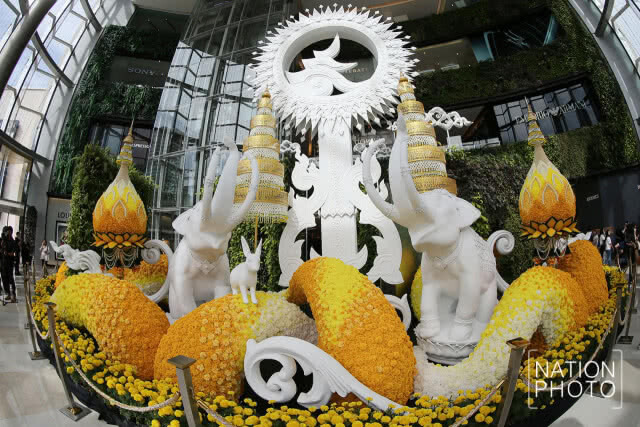 สยามพิวรรธน์แสดงความอาลัยครบรอบ 1 ปี แห่งการสวรรคต ร.9 ปลูกดอกดาวเรืองทั่วศูนย์การค้า