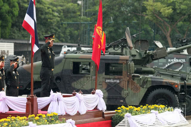 ผบ.ทบ เป็นประธานวันสถาปนากองพลทหารม้าที่ 2 รักษาพระองค์ท่ามกลางสายฝน