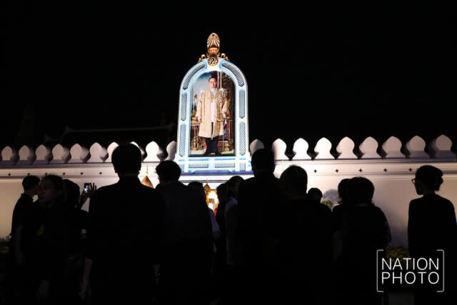 ประชาชนจำนวนมากนำพวงมาลัยดอกไม้สดมาถวายสักการะพระบรมศพในหลวงร.9