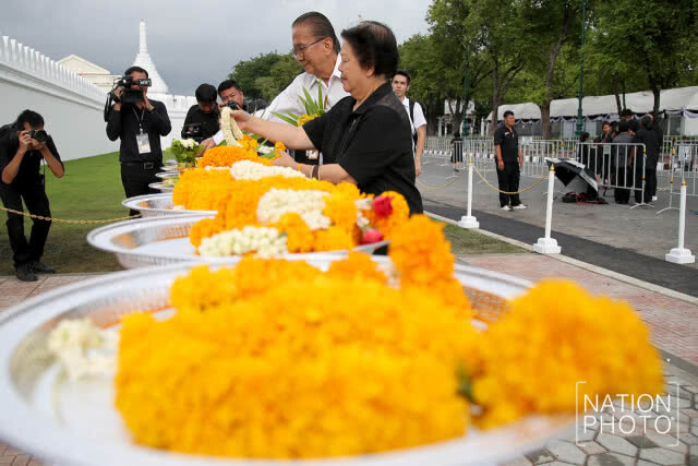 สมเด็จพระเจ้าอยู่หัว ร.10 ทรงพระกรุณาโปรดเกล้าฯ ตั้งซุ้มพระบรมฉายาลักษณ์ ร.9