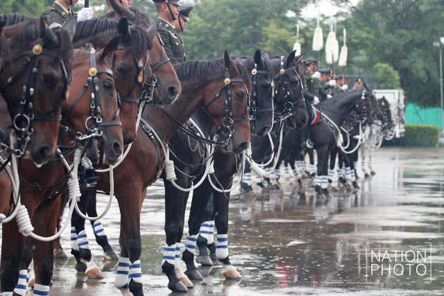 ผบ.ทบ เป็นประธานวันสถาปนากองพลทหารม้าที่ 2 รักษาพระองค์ท่ามกลางสายฝน