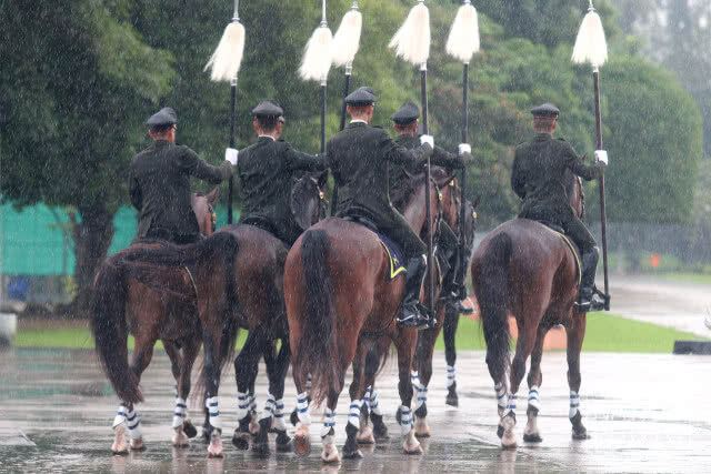 ผบ.ทบ เป็นประธานวันสถาปนากองพลทหารม้าที่ 2 รักษาพระองค์ท่ามกลางสายฝน