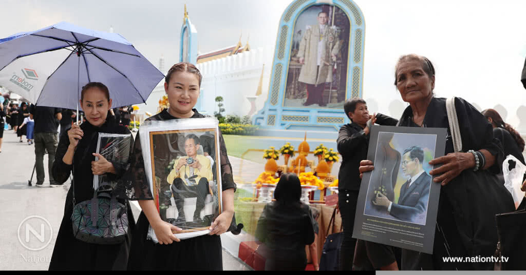 (ภาพชุด)พสกนิกรจำนวนมากนำพวงมาลัยดอกไม้สดมาถวายสักการะพระบรมศพในหลวงรัชกาลที่ 9 (ภาพชุด)พสกนิกรจำนวนมากนำพวงมาลัยดอกไม้สดมาถวายสักการะพระบรมศพในหลวงรัชกาลที่ 9