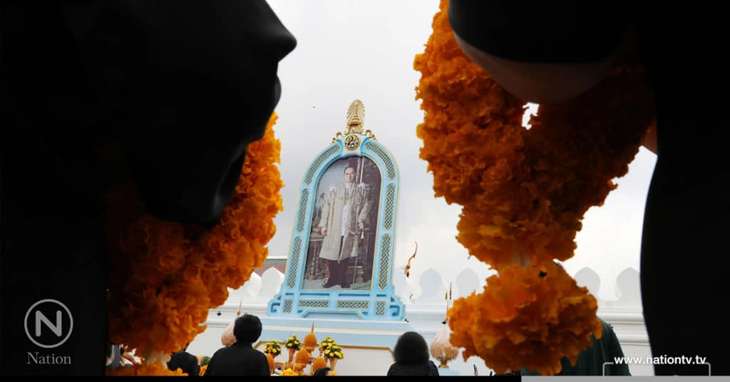 ประชาชนจำนวนมากนำพวงมาลัยดอกไม้สดมาถวายสักการะพระบรมศพในหลวง ร. 9 ประชาชนจำนวนมากนำพวงมาลัยดอกไม้สดมาถวายสักการะพระบรมศพในหลวง ร. 9