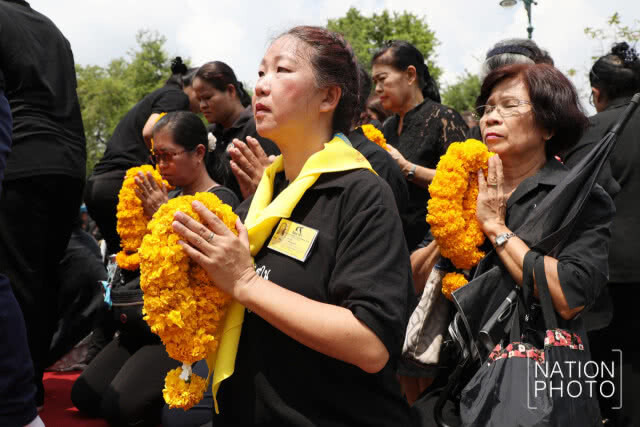 (ภาพชุด)พสกนิกรจำนวนมากนำพวงมาลัยดอกไม้สดมาถวายสักการะพระบรมศพในหลวงรัชกาลที่ 9