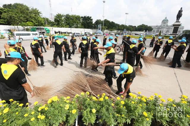 ภ.ป.ร. ราชวิทยาลัย รวมใจประดับต้นดาวเรือง และล้างทำความสะอาดลานพระราชวังดุสิต