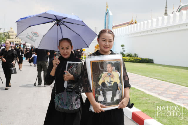 (ภาพชุด)พสกนิกรจำนวนมากนำพวงมาลัยดอกไม้สดมาถวายสักการะพระบรมศพในหลวงรัชกาลที่ 9
