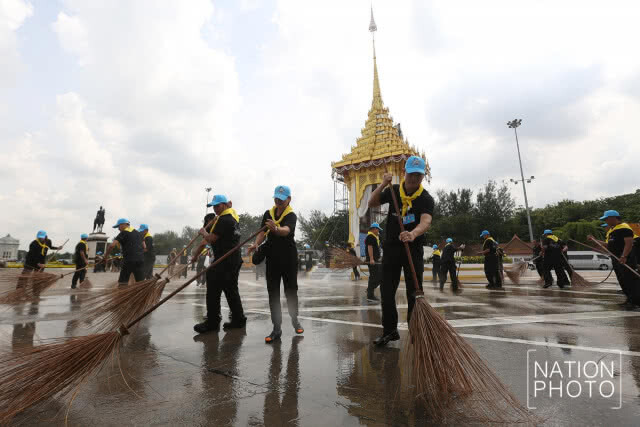 ภ.ป.ร. ราชวิทยาลัย รวมใจประดับต้นดาวเรือง และล้างทำความสะอาดลานพระราชวังดุสิต