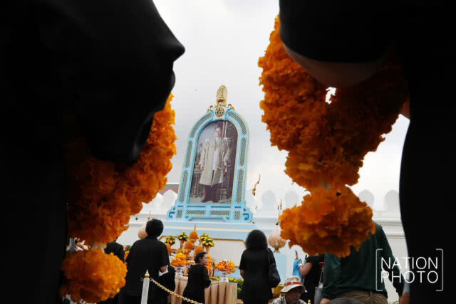 (ภาพชุด)พสกนิกรจำนวนมากนำพวงมาลัยดอกไม้สดมาถวายสักการะพระบรมศพในหลวงรัชกาลที่ 9