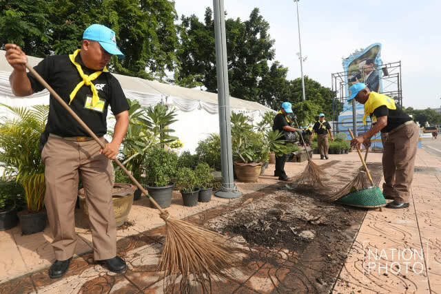 ภ.ป.ร. ราชวิทยาลัย รวมใจประดับต้นดาวเรือง และล้างทำความสะอาดลานพระราชวังดุสิต