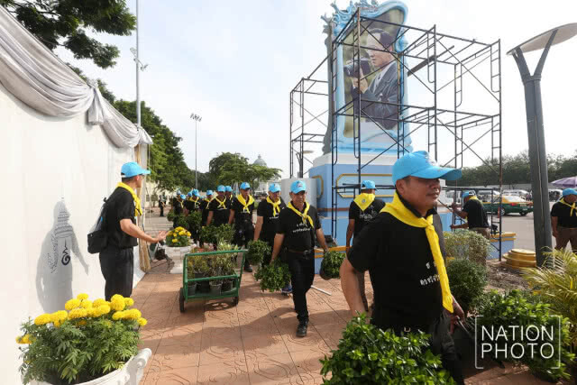 ภ.ป.ร. ราชวิทยาลัย รวมใจประดับต้นดาวเรือง และล้างทำความสะอาดลานพระราชวังดุสิต