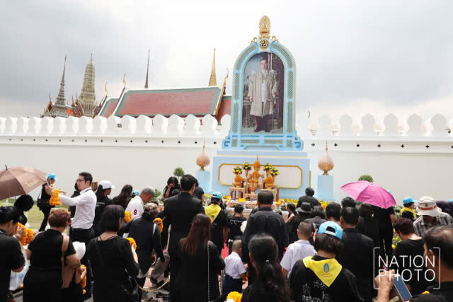 (ภาพชุด)พสกนิกรจำนวนมากนำพวงมาลัยดอกไม้สดมาถวายสักการะพระบรมศพในหลวงรัชกาลที่ 9