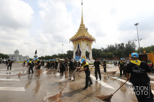 ภ.ป.ร. ราชวิทยาลัย รวมใจประดับต้นดาวเรือง และล้างทำความสะอาดลานพระราชวังดุสิต