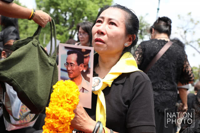 (ภาพชุด)พสกนิกรจำนวนมากนำพวงมาลัยดอกไม้สดมาถวายสักการะพระบรมศพในหลวงรัชกาลที่ 9