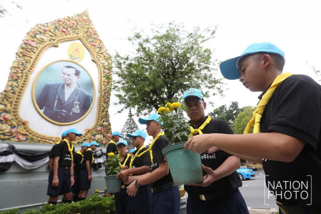 ภ.ป.ร. ราชวิทยาลัย รวมใจประดับต้นดาวเรือง และล้างทำความสะอาดลานพระราชวังดุสิต