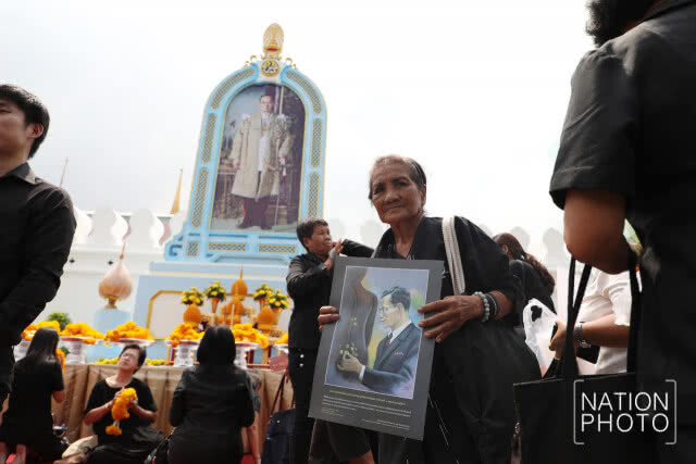 (ภาพชุด)พสกนิกรจำนวนมากนำพวงมาลัยดอกไม้สดมาถวายสักการะพระบรมศพในหลวงรัชกาลที่ 9