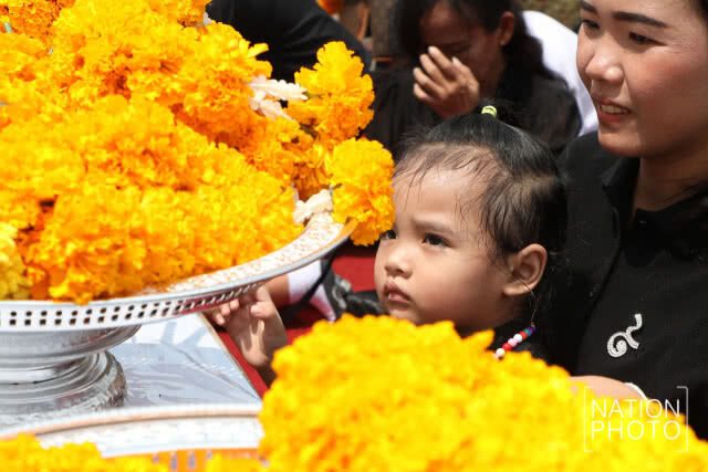 (ภาพชุด)พสกนิกรจำนวนมากนำพวงมาลัยดอกไม้สดมาถวายสักการะพระบรมศพในหลวงรัชกาลที่ 9