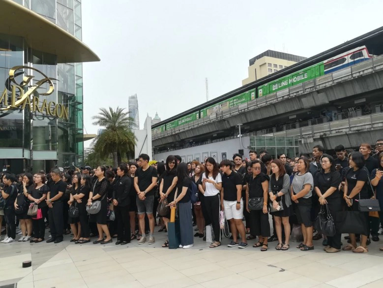 คนวงการบันเทิงร่วมใจยืนสงบนิ่ง 89 วินาที ถวายความอาลัยเนื่องในวันครบรอบ 1 ปี การเสด็จสวรรคต 13 ต.ค.