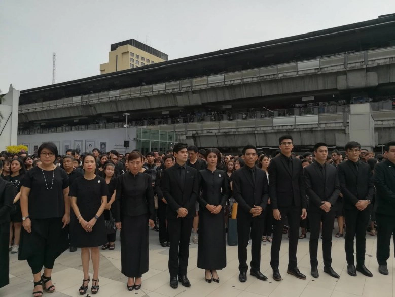 คนวงการบันเทิงร่วมใจยืนสงบนิ่ง 89 วินาที ถวายความอาลัยเนื่องในวันครบรอบ 1 ปี การเสด็จสวรรคต 13 ต.ค.