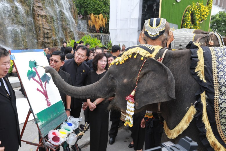ช้างแฝดคู่แรกของโลกร่วมตักบาตรไว้อาลัย ส่งพ่อหลวงรัชกาลที่ 9 เสด็จสู่สวรรคาลัย