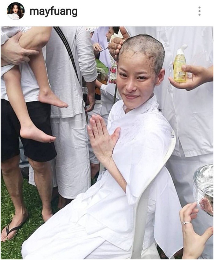 "หนิง" ปลงผมบวชถวายพ่อหลวง