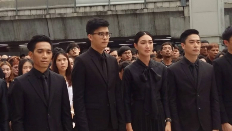 คนวงการบันเทิงร่วมใจยืนสงบนิ่ง 89 วินาที ถวายความอาลัยเนื่องในวันครบรอบ 1 ปี การเสด็จสวรรคต 13 ต.ค.