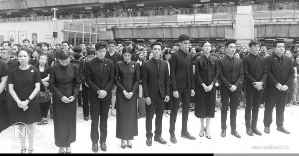 คนวงการบันเทิงร่วมใจยืนสงบนิ่ง 89 วินาที ถวายความอาลัยเนื่องในวันครบรอบ 1 ปี การเสด็จสวรรคต 13 ต.ค.