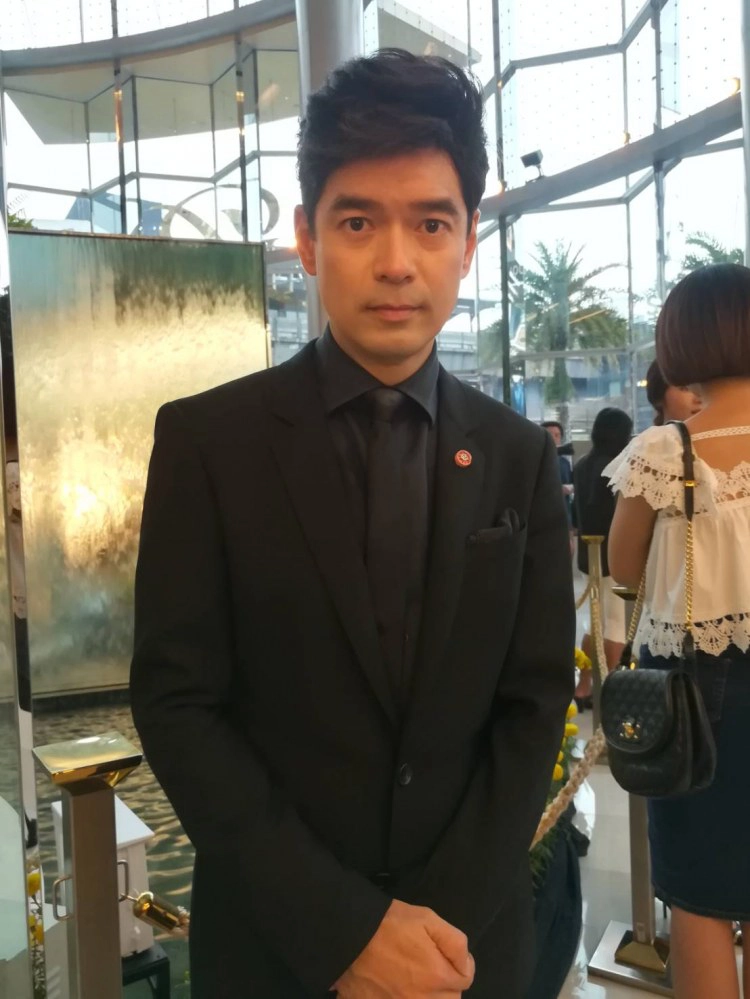 คนวงการบันเทิงร่วมใจยืนสงบนิ่ง 89 วินาที ถวายความอาลัยเนื่องในวันครบรอบ 1 ปี การเสด็จสวรรคต 13 ต.ค.