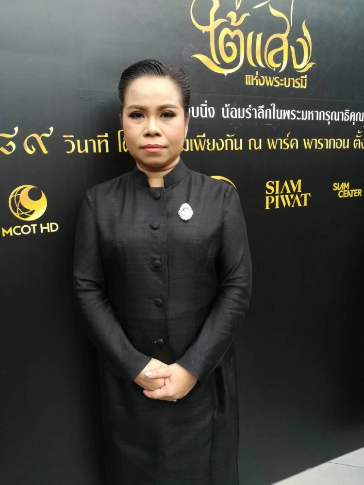 คนวงการบันเทิงร่วมใจยืนสงบนิ่ง 89 วินาที ถวายความอาลัยเนื่องในวันครบรอบ 1 ปี การเสด็จสวรรคต 13 ต.ค.