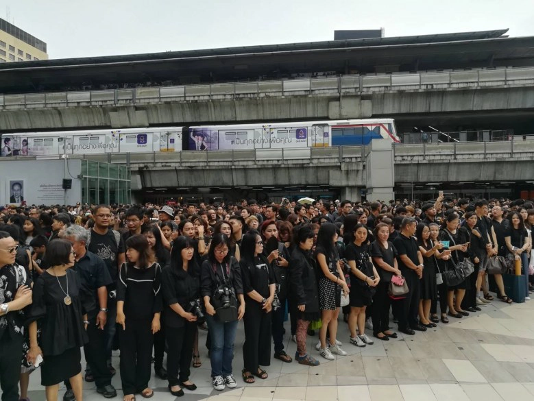 คนวงการบันเทิงร่วมใจยืนสงบนิ่ง 89 วินาที ถวายความอาลัยเนื่องในวันครบรอบ 1 ปี การเสด็จสวรรคต 13 ต.ค.