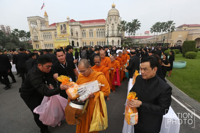 ทำเนียบรัฐบาล ทำบุญตักบาตรพระสงฆ์ 89 รูป