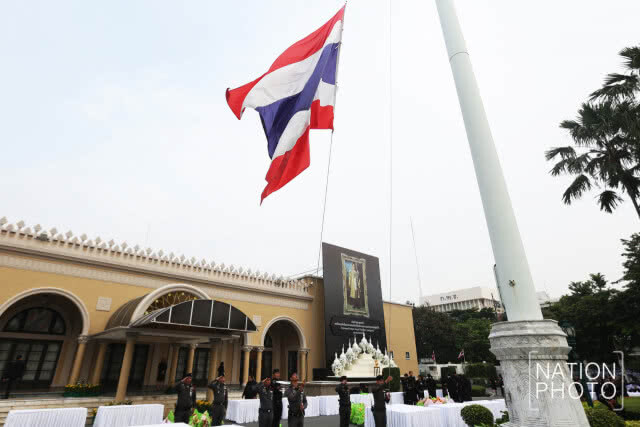 ทำเนียบฯ ลดธงครึ่งเสา แสดงความอาลัยแด่ในหลวงร.9