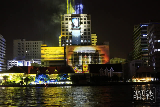 (ภาพชุด) ยิงแสงเลเซอร์พระบรมฉายาลักษณ์ ในหลวง ร.9 ไปยังคณะเทคนิคการแพทย์ ถวายราชสักการะ